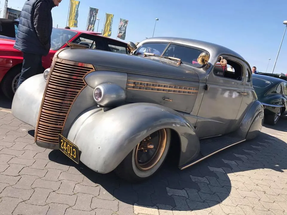 Grauer Hot Rod beim Klassikertreffen
