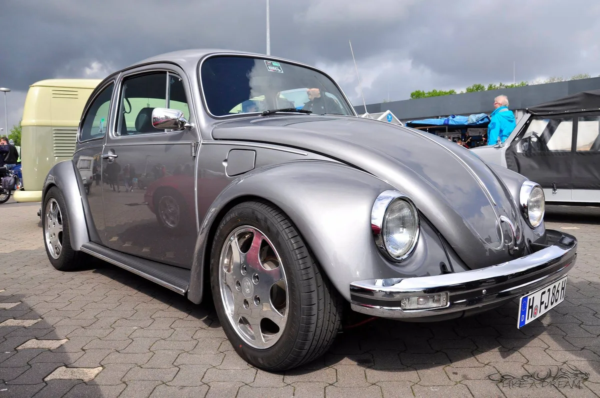 Silberner VW Käfer