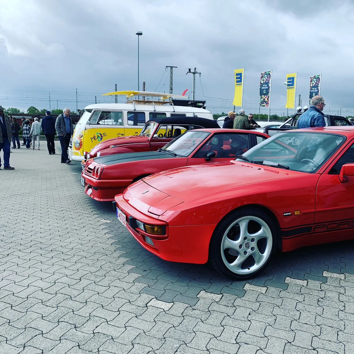 Treffenszene mit klassischen Fahrzeugen