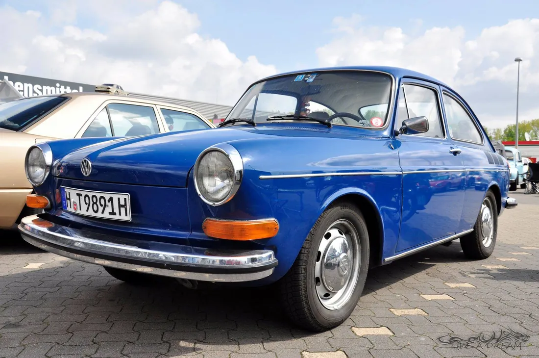 Blauer klassischer Volkswagen